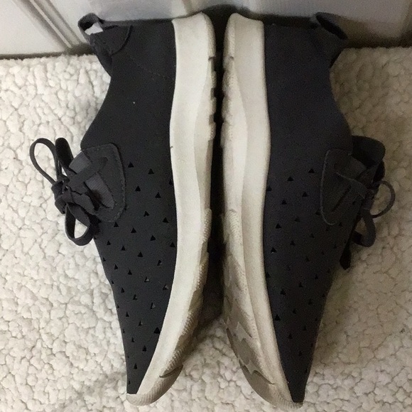 CUTE/COMFY GRAY PERFORATED TENNIES 8 - Picture 5 of 7